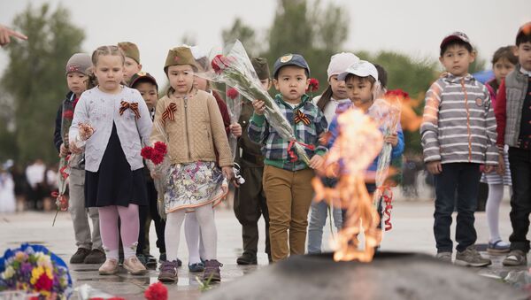 Дети с цветами у вечного огня на праздновании Дня победы. Архивное фото - Sputnik Кыргызстан