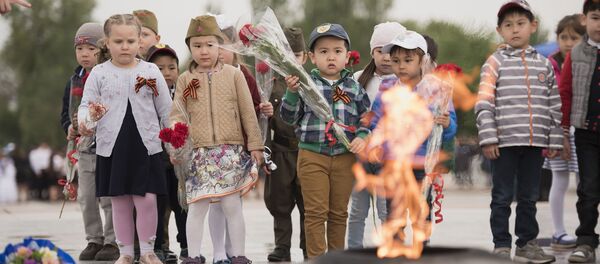 Акция Вальс Победы посвященная участникам ВОВ на площади Победы - Sputnik Кыргызстан