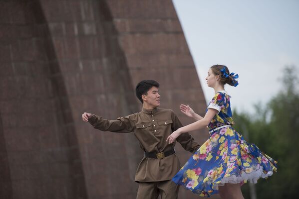 Аскердик кийим кийген жуптар оркестрдин коштоосунда вальс бийлеп жатышты - Sputnik Кыргызстан