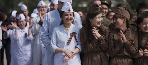 Жылмайып жаткан кыздар. Архив - Sputnik Кыргызстан