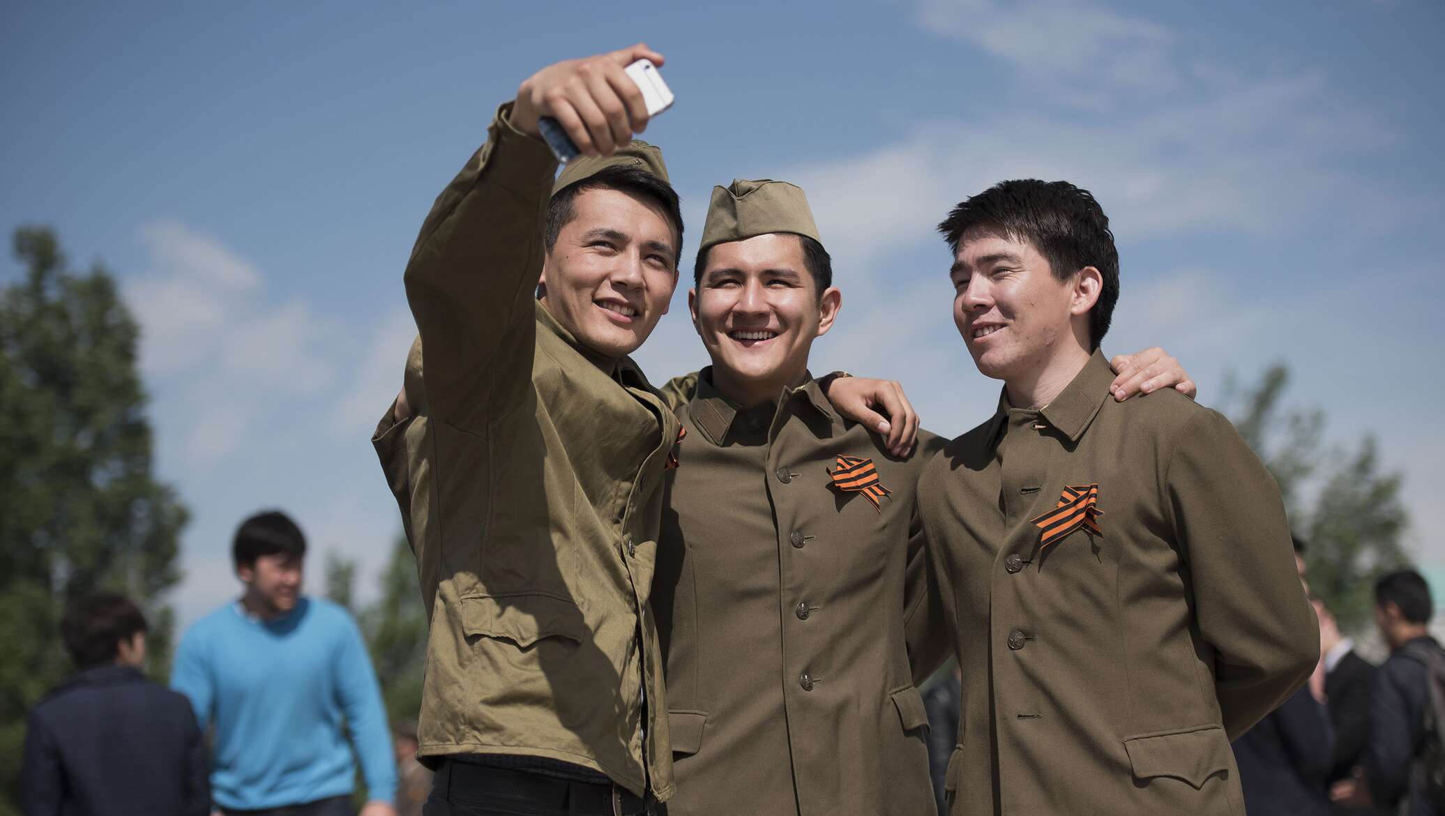Четыре дня подряд. Киргизия люди. Счастливые лица Кыргызстана. Улыбающиеся люди в Кыргызстане. ВОВ участники из Кыргызстана.