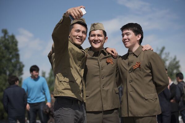 Акция Вальс Победы посвященная участникам ВОВ на площади Победы - Sputnik Кыргызстан