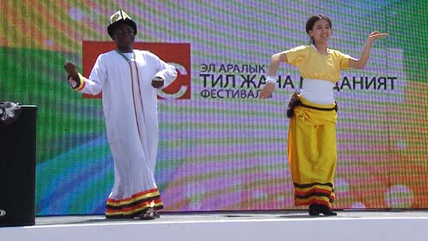 Студент из Африки станцевал кыргызский танец кара-жорго - Sputnik Кыргызстан