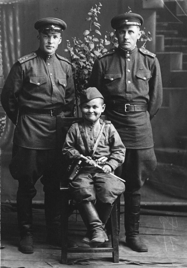 Ветеран великой отечественной войны Павел Федоров(справа) с сыном полка - Sputnik Кыргызстан