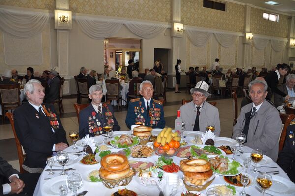 Торжественный обед для ветеранов Великой Отечественной войны, организованный администрацией Первомайского района Бишкека - Sputnik Кыргызстан