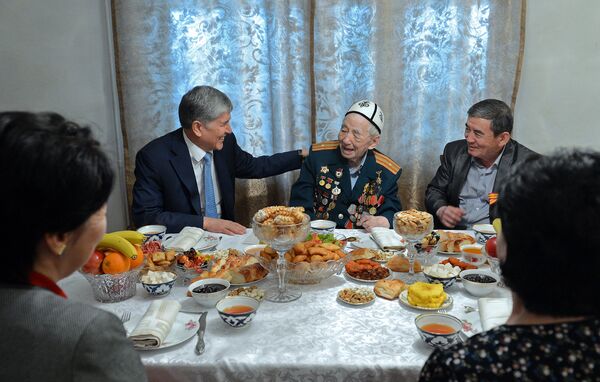 Визит президента Алмазбека Атамбаева к ветерану ВОВ, народному поэту Суюнба Эралиеву - Sputnik Кыргызстан