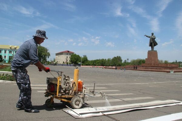 В Оше на центральной площади обновили дорожную разметку - Sputnik Кыргызстан