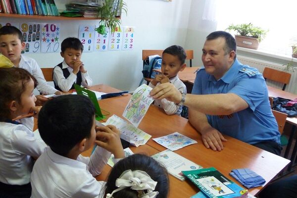 Представители Оперативной пограничной группы ФСБ России в Кыргызстане провели в школах Оша уроки мужества - Sputnik Кыргызстан