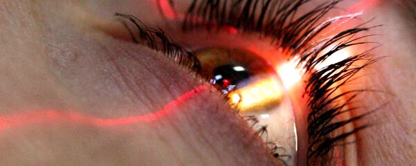 Пациентка во время проверки зрения. Архивное фото Пациентка во время проверки зрения. Архивное фото - Sputnik Кыргызстан