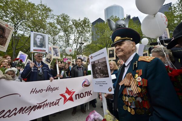 Участники акции Бессмертный полк во время шествия по улицам Нью-Йорка - Sputnik Кыргызстан