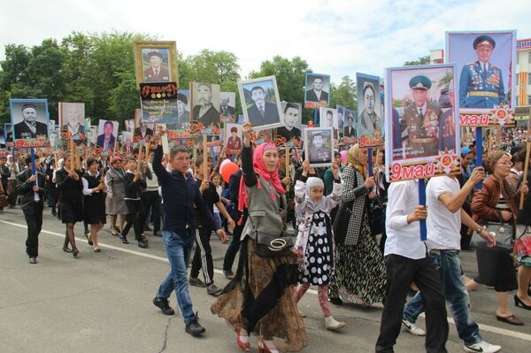 Участники акции Бессмертный полк в Оше в прошлом году. Архивное фото - Sputnik Кыргызстан
