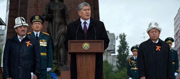 Президент Алмазбек Атамбаев принял участие в митинге-реквиеме, посвященном 71-й годовщине Победы в Великой Отечественной войне. - Sputnik Кыргызстан