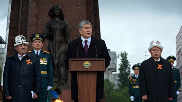 Президент Алмазбек Атамбаев принял участие в митинге-реквиеме, посвященном 71-й годовщине Победы в Великой Отечественной войне. - Sputnik Кыргызстан