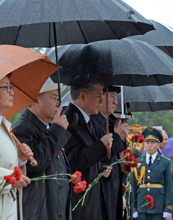 Участие президента Алмазбека Атамбаева в митинге-реквиеме, посвященном 71-й годовщине Победы в ВОВ - Sputnik Кыргызстан