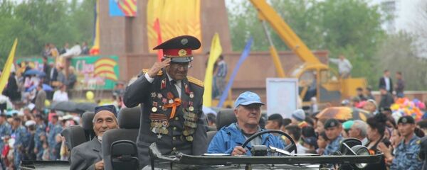 Жители южной столицы на праздновании 71-й годовщины Победы в ВОВ на центральной площади в Оше. - Sputnik Кыргызстан