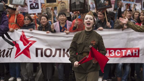 Участники шествия на акции Бессмертный полк в честь празднования 71-й годовщины Победы в Великой Отечественной войне в Бишкеке. Архивное фото - Sputnik Кыргызстан