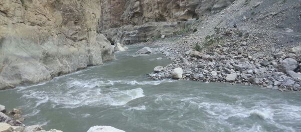 Река в селе Зардалы Баткенской области. Архивное фото Река в селе Зардалы Баткенской области. Архивное фото - Sputnik Кыргызстан