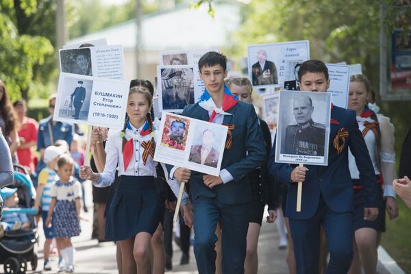 Участники шествия Бессмертный полк в Бишкеке. Архивное фото - Sputnik Кыргызстан