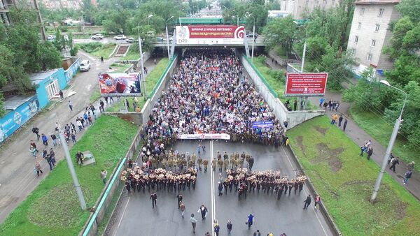 Бишкектеги 20 миң киши катышкан Өлбөс полктун жүрүшү - Sputnik Кыргызстан