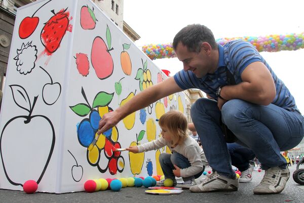 Мужчина с ребенком рисуют на стене овощи. Архивное фото - Sputnik Кыргызстан