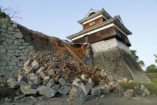Разрушенная стена замка от землетрясений в Японии. Архивное фото - Sputnik Кыргызстан
