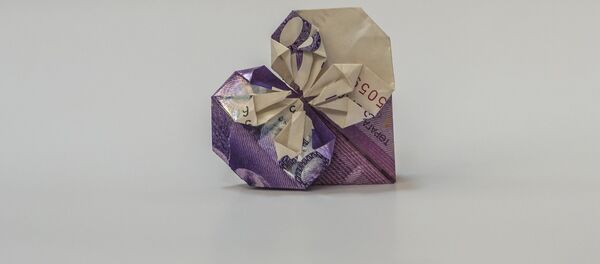 Сердце из купюры 500 сомов. Архивное фото Сердце из купюры 500 сомов. Архивное фото - Sputnik Кыргызстан