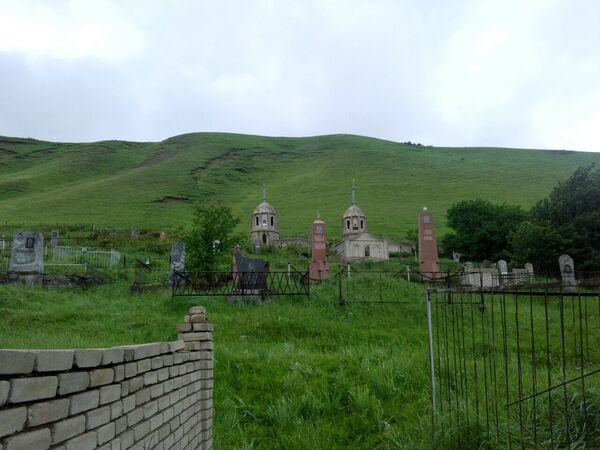 Кладбище в селе Асыл-Баш Сокулуского района, где дожди привели к угрозе схода оползня - Sputnik Кыргызстан