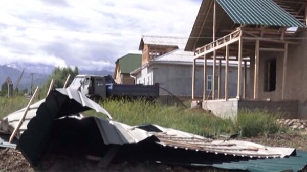 Снесенные крыши и поваленные деревья. Последствия шторма в Баткене - Sputnik Кыргызстан