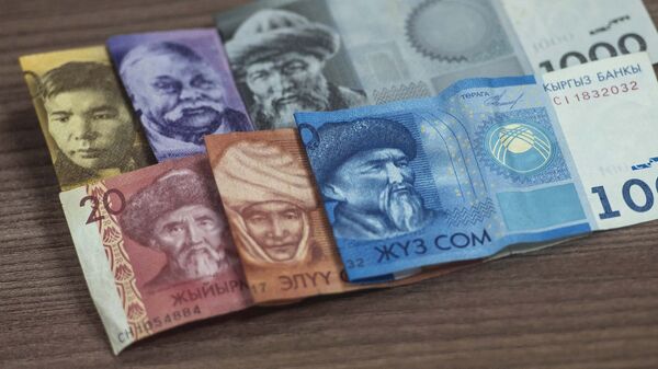 Национальная валюта Кыргызстана разным номиналом на столе. Архивное фото - Sputnik Кыргызстан
