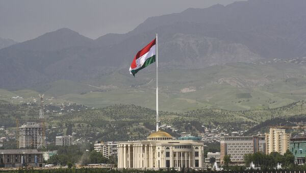 Государственный флаг Таджикистана на флагштоке в Душанбе. Архивное фото - Sputnik Кыргызстан
