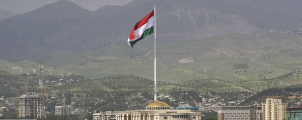 Государственный флаг Таджикистана на флагштоке в Душанбе. Архивное фото - Sputnik Кыргызстан
