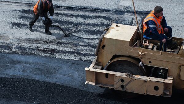 Рабочие во время ремонта дорожного покрытия. Архивное фото - Sputnik Кыргызстан