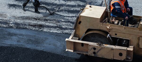 Рабочие во время ремонта дорожного покрытия. Архивное фото - Sputnik Кыргызстан