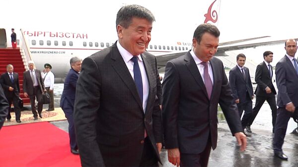 Премьера Жээнбекова в Душанбе встретили коллега и военные - Sputnik Кыргызстан