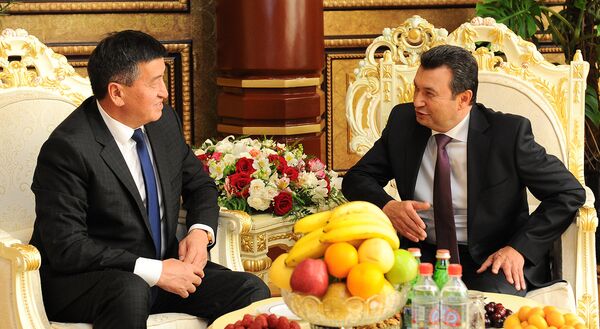 Премьер-министр Кыргызстана Сооронбай Жээнбеков  на встрече с таджикским коллегой Кохиром Расулзода - Sputnik Кыргызстан