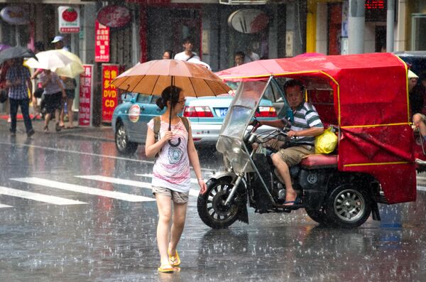 Девушка с зонтом идет по одной из улиц Шанхая. Архивное фото - Sputnik Кыргызстан