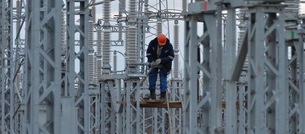 Рабочий на строительстве подстанции. Архивное фото - Sputnik Кыргызстан