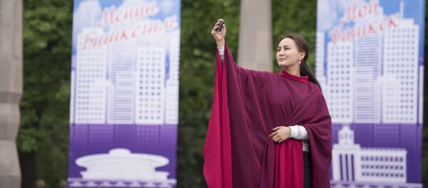 Девушка делает селфи на одной из площади Бишкека. Архивное фото - Sputnik Кыргызстан