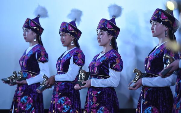 За лучшие достижения в области кинематографии Кыргызстана по итогам года победителю присуждается статуэтка Ак илбирс. - Sputnik Кыргызстан