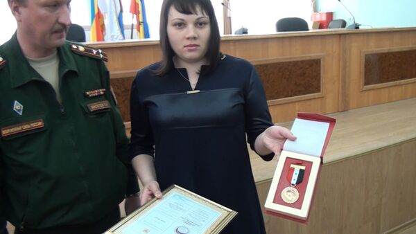 Медаль Вооруженных Сил Сирии вручена вдове российского матроса Позынича - Sputnik Кыргызстан
