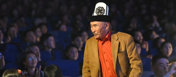 Главный герой фильма Сутак(Небесное кочевье) Табылды Актанов во время вручения национальной кинопремии Ак Илбирс - Sputnik Кыргызстан