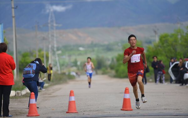 В забеге принимают участие 1 800 марафонцев. На мероприятие в Кыргызстан приехали спортсмены из Японии, Казахстана, Англии и других стран - Sputnik Кыргызстан