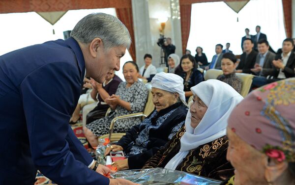 Президент Алмазбек Атамбаев в Государственной резиденции Ала-Арча наградил многодетных матерей орденом Баатыр эне - Sputnik Кыргызстан