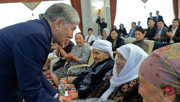Награждение многодетных матерей орденом Баатыр эне в Государственной резиденции Ала-Арча - Sputnik Кыргызстан
