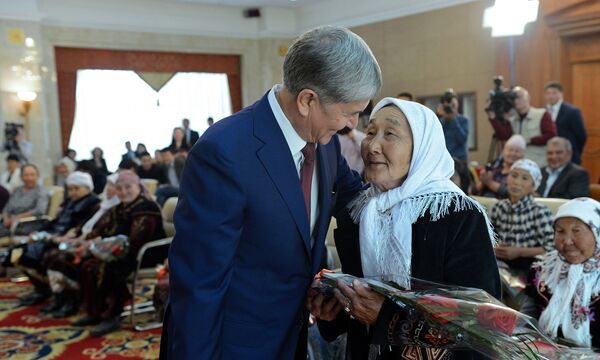 Награждение многодетных матерей орденом Баатыр эне в Государственной резиденции Ала-Арча - Sputnik Кыргызстан