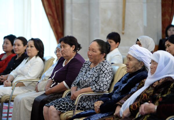 Награждение многодетных матерей орденом Баатыр эне. Архивное фото - Sputnik Кыргызстан