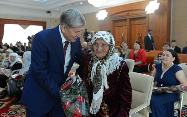 Президент Алмазбек Атамбаев Ала-Арча мамлекеттик резиденциясында Баатыр эне орденин ыйгарды - Sputnik Кыргызстан