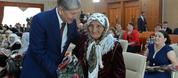 Президент Алмазбек Атамбаев Ала-Арча мамлекеттик резиденциясында Баатыр эне орденин ыйгаруу учурунда Президент Алмазбек Атамбаев Ала-Арча мамлекеттик резиденциясында Баатыр эне орденин ыйгаруу учурунда - Sputnik Кыргызстан