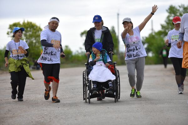 Участники пятого международного марафона Run The Silk Road во время забега - Sputnik Кыргызстан