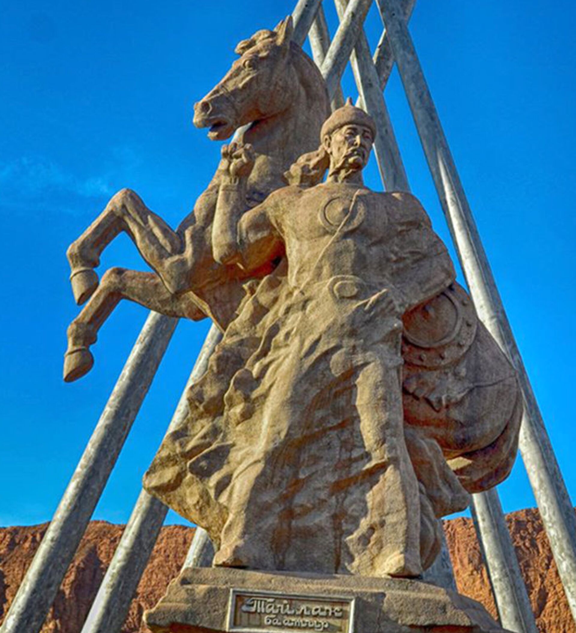 Кто такой тайлак с алтая. Тайлак. Тайлак баатыр портрет. Тагай бий памятник. Кто такой тайлак с алтая.